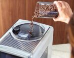 ⁦Philips Café Aromis 8000 Series Fully Automatic Espresso Machine Silver – Model EP8757/20⁩ - الصورة ⁦4⁩