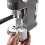⁦DeLonghi Dedica Arte EC885.GY - ماكينة تحضير الاسبريسو ديلونجي ديديكا ارت EC885⁩ - الصورة ⁦2⁩